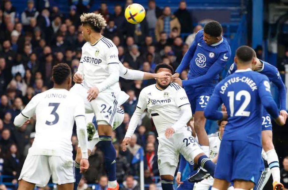 Các cầu thủ Leeds trong trang phục quần trắng áo trắng trong một trận đấu với các cầu thủ Chelsea