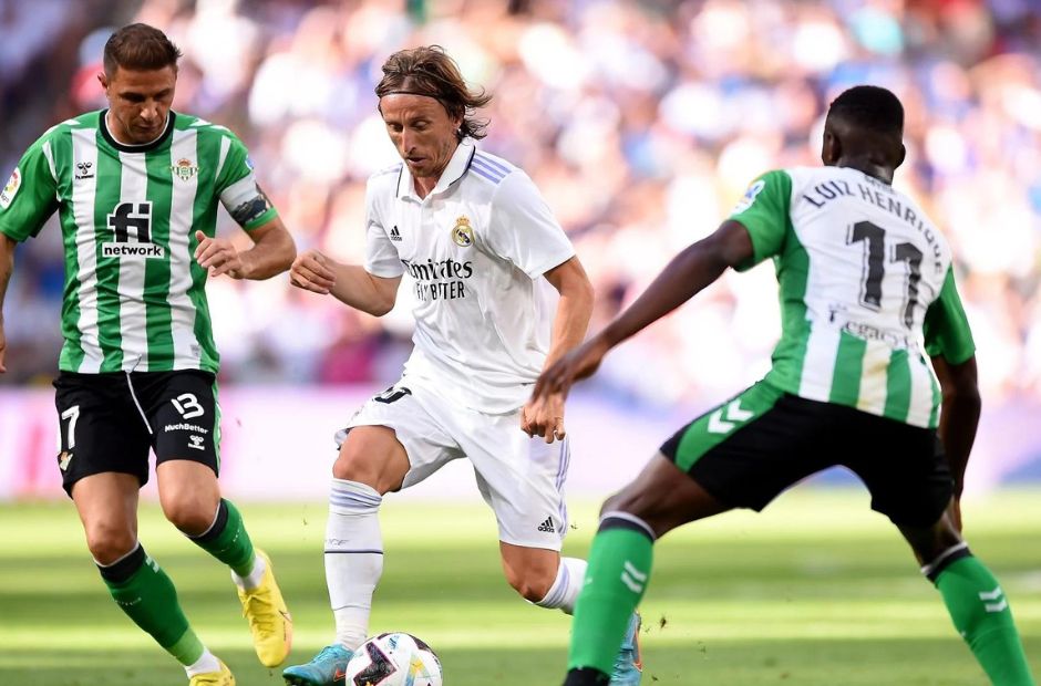 Các cầu thủ Betis trong trang phục áo Xanh - Trắng đang tổ chức vây công Modric bên phía Real Madrid - (Kubet cập nhật) 
