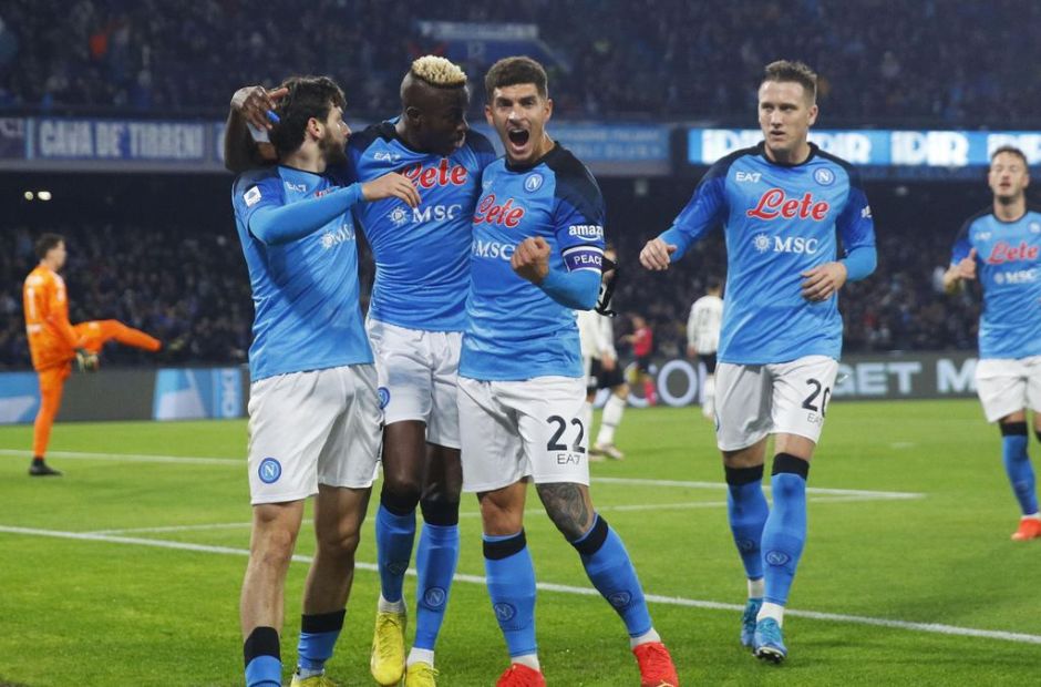 Các cầu thủ Napoli ăn mừng trong chiến thắng 5-1 trước Juventus 