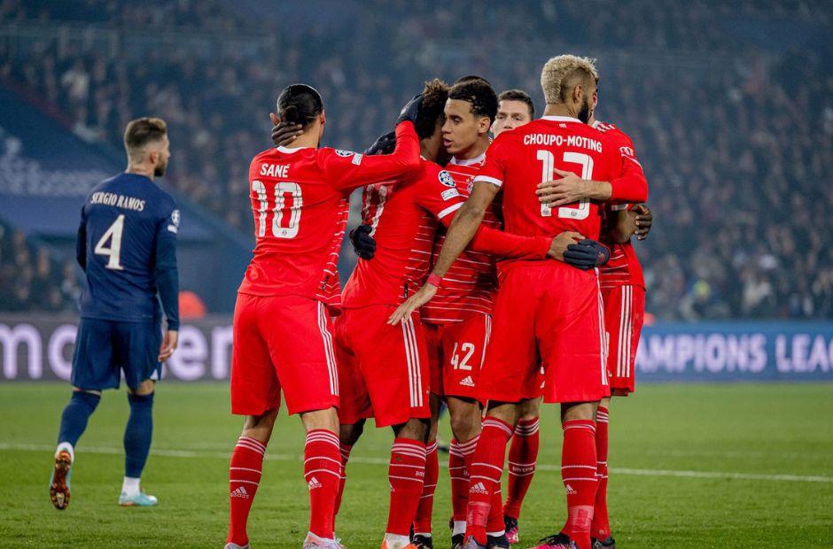 Para pemain Bayern merayakan gol ke gawang PSG