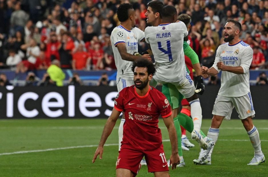 Salah bất lực quỳ gối trước sự xuất sắc của thủ thành Courtois bên phía Real