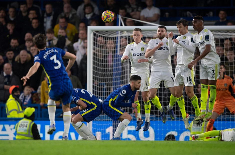 Pemain Leeds berbaju putih membuat pagar saat pertandingan melawan Chelsea - (Update Kubet)