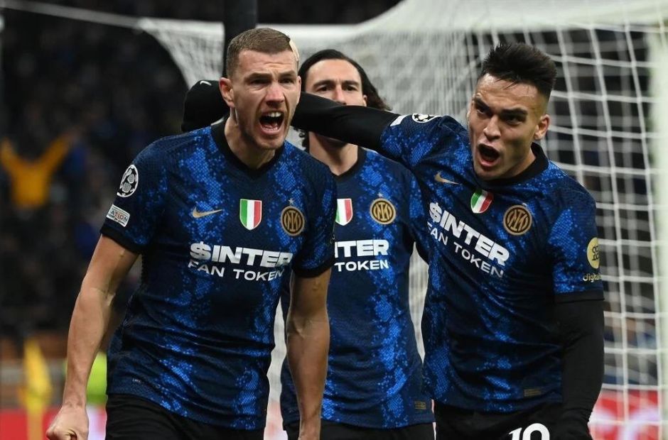 Para pemain Inter merayakan gol bersama-sama 