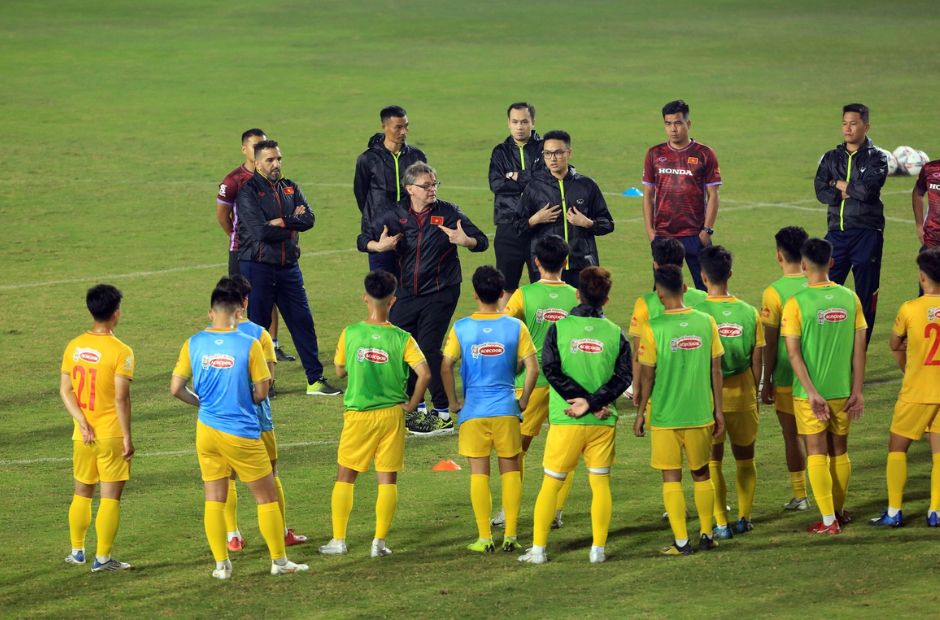 HLV Troussier huấn luyện các cầu thủ U23 Việt Nam trong một buổi tập