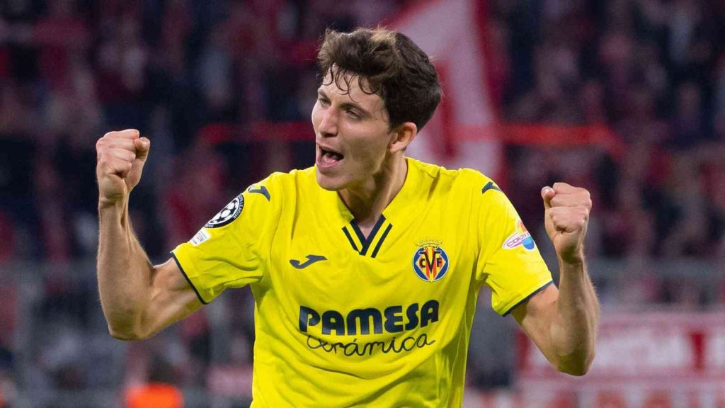 Pau Torres được nhiều đội bóng lớn như Juventus , Arsenal hay Tottenham theo dõi sát sao. Tuyển thủ người Tây Ban Nha được coi là trụ cột của  Villarreal. Cầu thủ này được Transfermarkt định giá 50 triệu euro. 