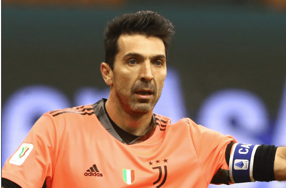  Buffon đã chơi chuyên nghiệp một thời gian dài.