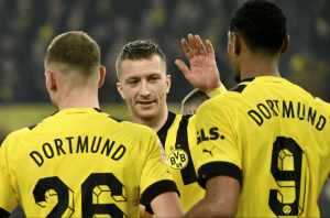 Các đồng đội ăn mừng cùng Reus sau chiến thắng đậm đà Cologne