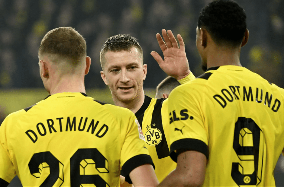 Các đồng đội ăn mừng cùng Reus sau chiến thắng đậm đà Cologne