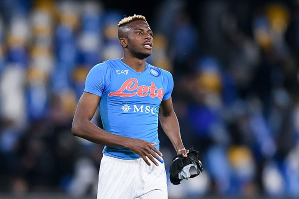 Victor Osimhen trở thành gương mặt được săn đón trên thị trường chuyển nhượng hè 2022. Chân sút người Nigeria đang dẫn đầu danh sách Vua phá lưới Serie A mùa này với 19 bàn. Napoli muốn nhận không dưới 100 triệu euro nếu để Osimhen rời đi. 
