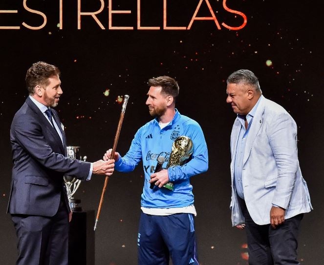 Messi nhận cây gậy tượng trưng cho quyền lực cao nhất thế giới bóng đá.
