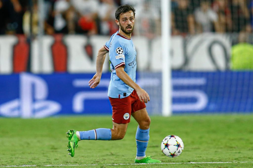 PSG muốn tranh Bernardo Silva với Barcelona, đội bóng bày tỏ sự quan tâm đến tiền vệ này trong vài kỳ chuyển nhượng gần đây. Man City được cho là muốn thu về 73 triệu euro khi để Silva rời đi. Hợp đồng giữa đôi bên còn hạn đến tháng 6/2025. 