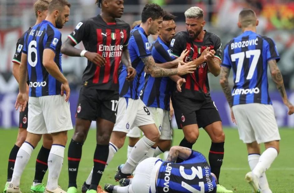 Các cầu thủ Inter trong trang phục kẻ sọc Xanh-Đen đang tranh chấp với các cầu thủ AC Milan