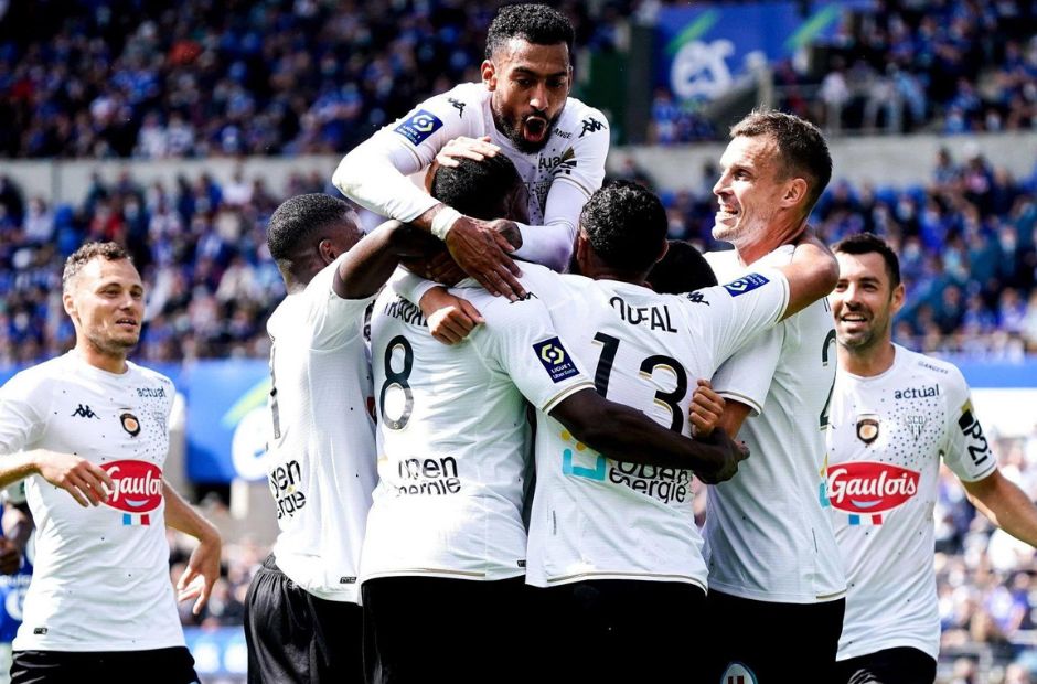 Các cầu thủ Angers trong một pha ăn mừng bàn thắng 