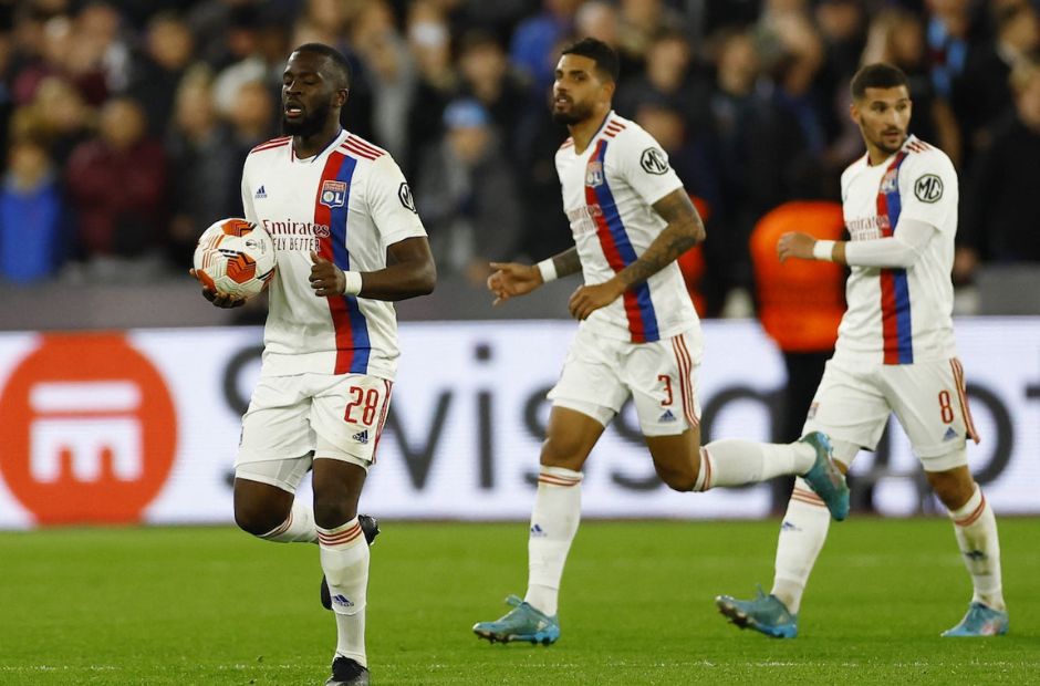 Para pemain Lyon dengan cepat memasukkan bola ke dalam permainan setelah mencetak gol