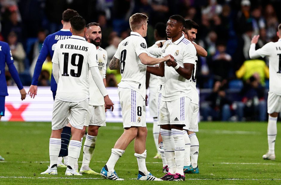 Para pemain Real Madrid berbaju putih merayakan kemenangan atas Chelsea.