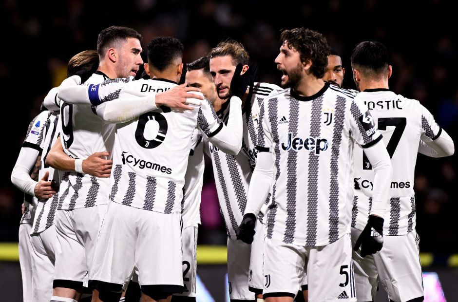 Para pemain Juventus merayakan gol tersebut bersama-sama