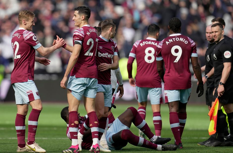 Các cầu thủ West Ham đang ăn mừng bàn thắng cùng nhau