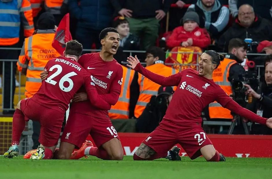 Tiền đạo Gakpo của Liverpool ăn mừng bàn thắng cùng người đồng đội Nunez 