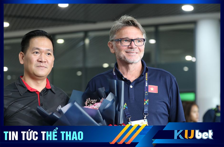 HLV Troussier được đón tại sân bay Phnom Penh