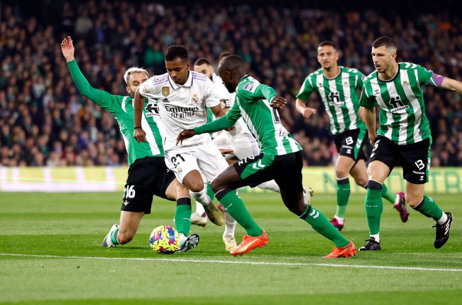 Các cầu thủ Real Betis trong trang phục áo Xanh-Trắng đang vây công một cầu thủ Real Madrid 