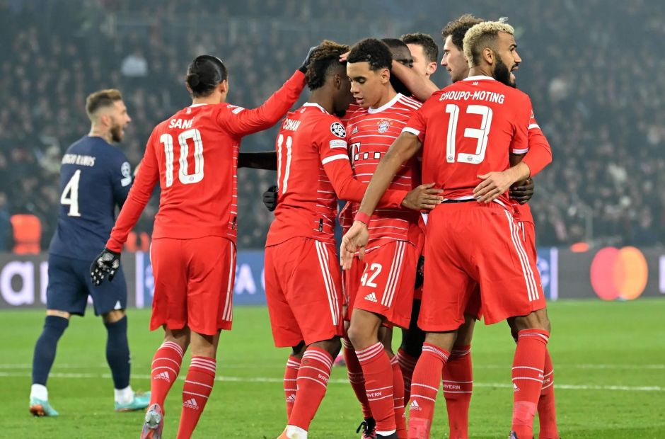 Para pemain Bayern melakukan selebrasi usai mencetak gol ke gawang klub PSG