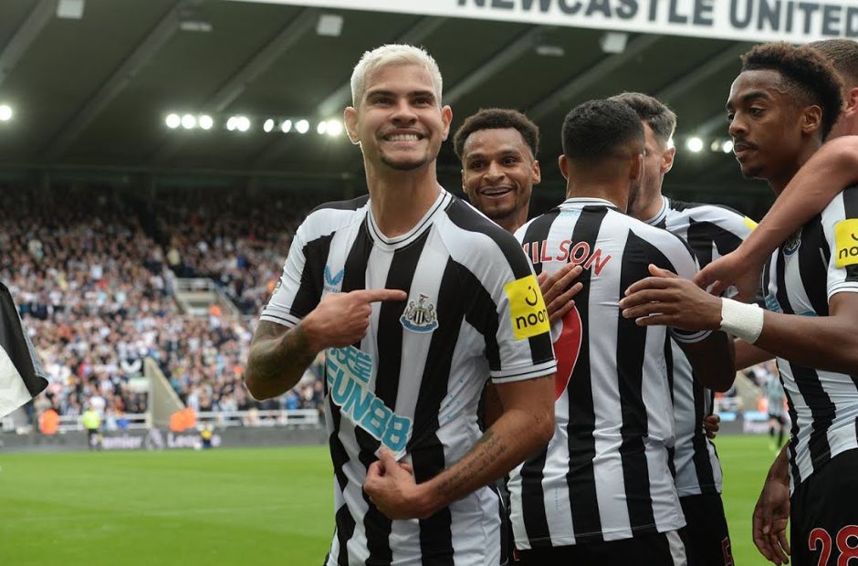 Các cầu thủ Newcastle đang cùng nhau ăn mừng bàn thắng