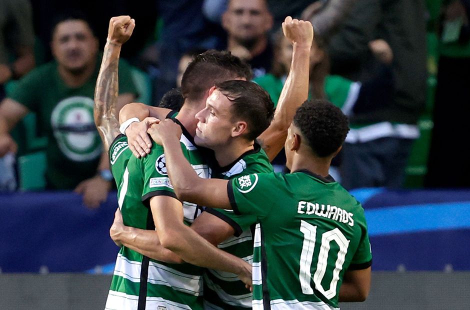 Các cầu thủ Sporting ăn mừng bàn thắng trong trận hòa Arsenal 2-2