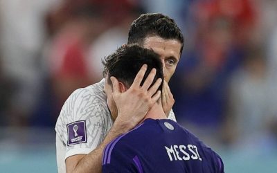 Lewandowski dành một cái ôm ngọt ngào cho Messi tại World Cup 2022