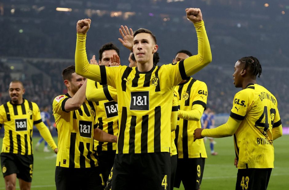 Các cầu thủ Dortmund trong trang phục áo kẻ sọc vàng-đen