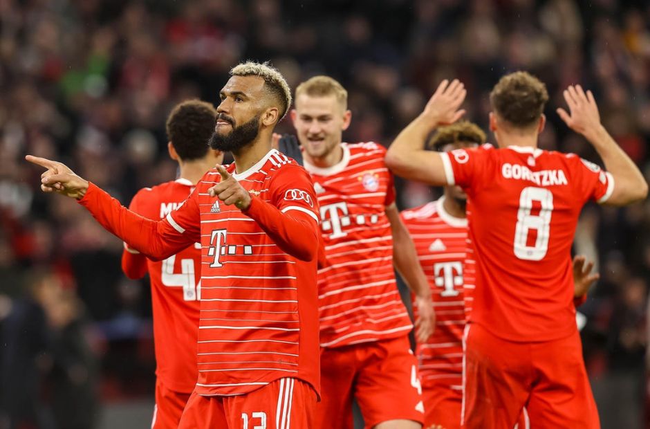 Các cầu thủ Bayern Munich trong trang phục màu đỏ truyền thống 