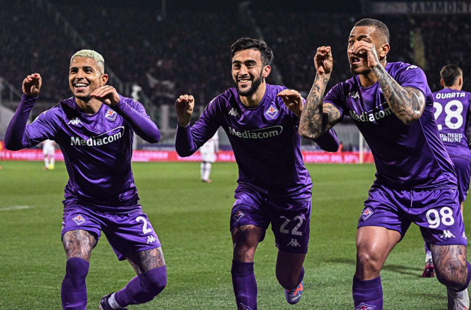 Các cầu thủ Fiorentina đang ăn mừng bàn thắng theo cách rất độc lạ