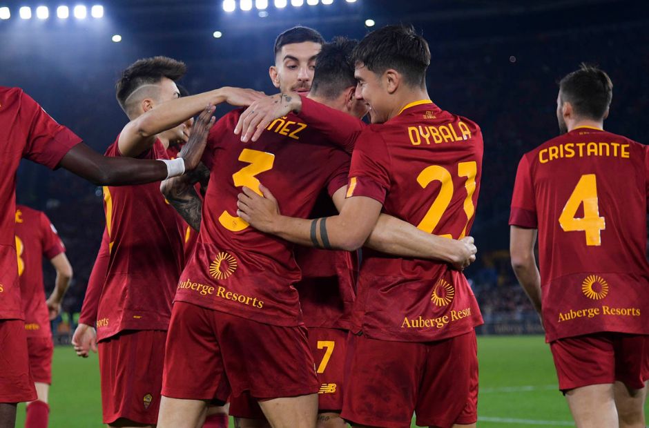 Những cái ôm đầy tình cảm của các cầu thủ AS Roma