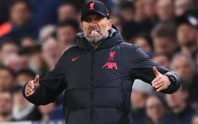 HLV Klopp chỉ đạo các học trò bên ngoài đường Pitch