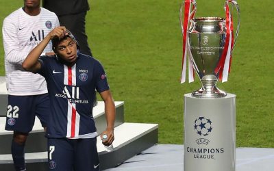 Mbappe bên cạnh chiếc Cup Tai Voi khi nó đã thuộc về Bayern Munich năm 2020