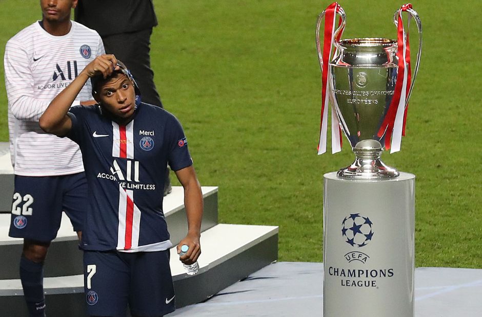 Mbappe bên cạnh chiếc Cup Tai Voi khi nó đã thuộc về Bayern Munich năm 2020