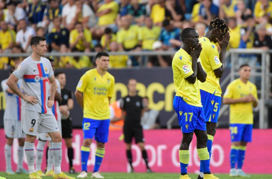 Các cầu thủ Cadiz trong trang phục quần xanh áo vàng đang chắp tay cầu nguyện trong loạt đá luân lưu với các cầu thủ Barca. 