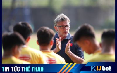 HLV Troussier đang trong một buổi huấn luyện các học trò tại Campuchia