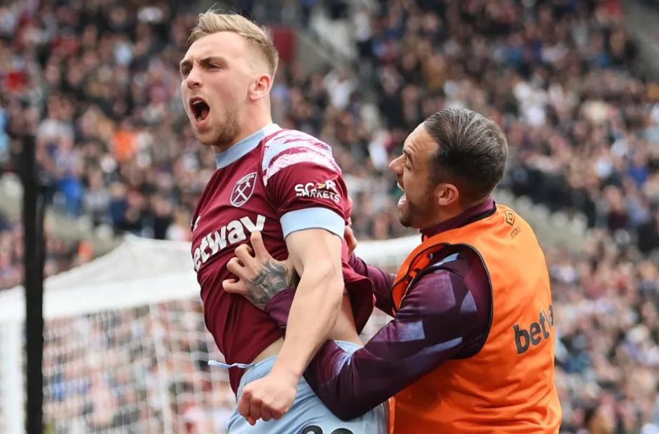 Jarrod Bowen có pha sút đập đất san bằng tỷ số 2-2 cho West Ham