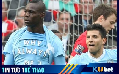 Balotelli mặc chiếc áo của CLB Man City với nội dung “Tại Sao Luôn Là Tôi” và khoe nó ra sau khi anh ghi bàn thắng