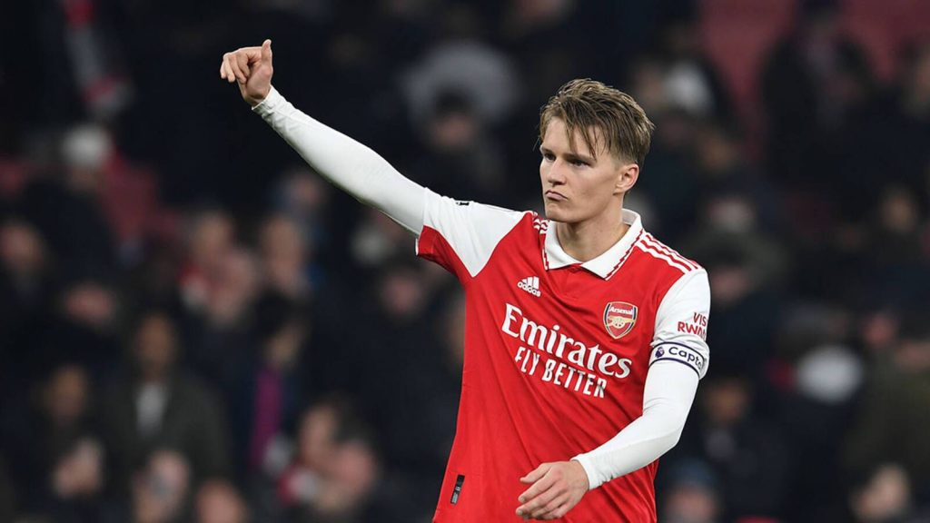  Odegaard mờ nhạt trong trận đấu gặp Man City