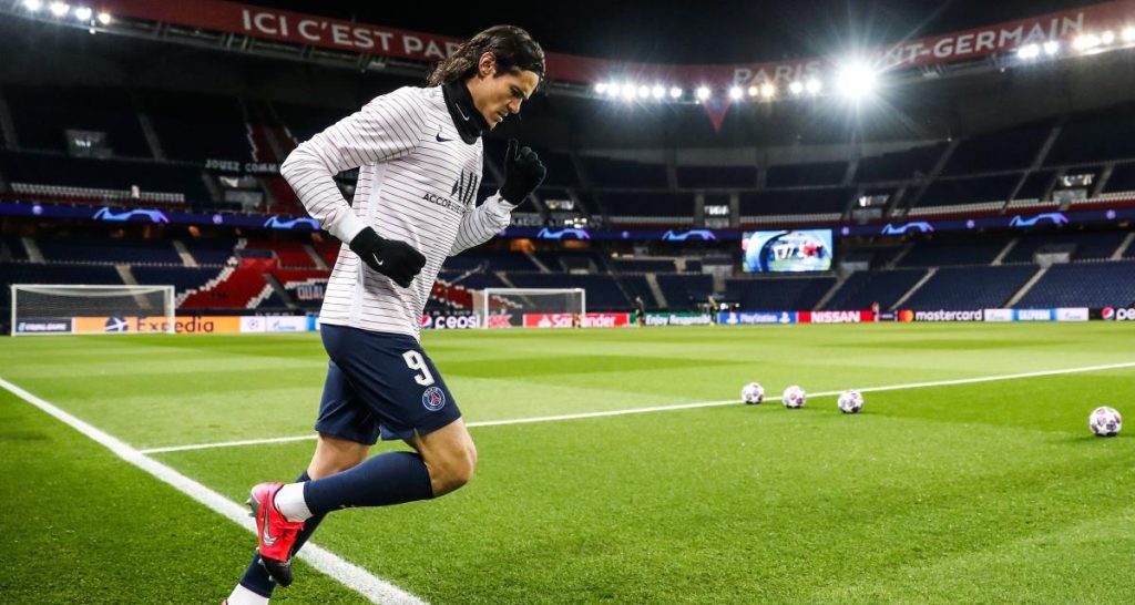 Cavani đang đá tại màu áo Valencia 