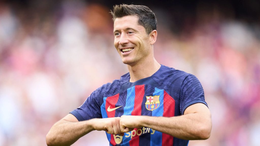  Lewandowski cùng Barcelona vô địch La Liga.
