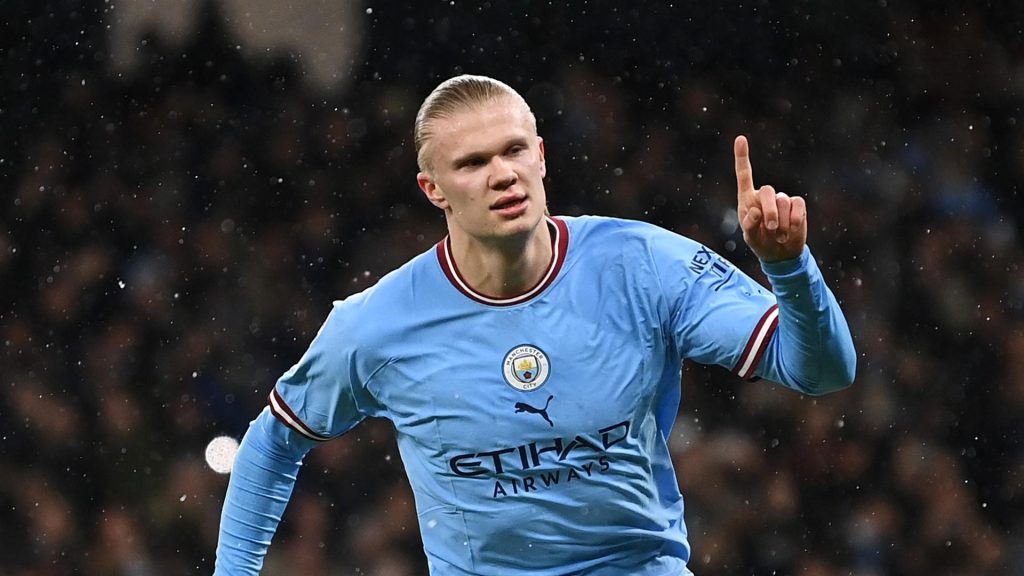 Haaland liên tục ghi bàn giúp Man City vươn lên dẫn đầu bảng xếp hạng