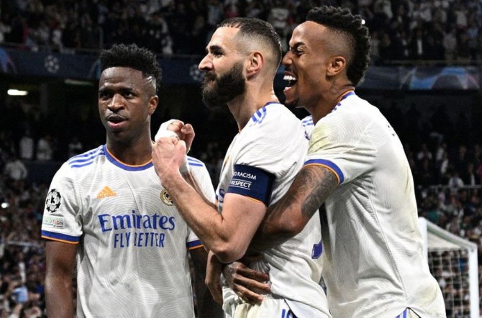 Lần lượt từ bên trái sang là Vinicius, Benzema và Militao cùng chúng một bức hình. 