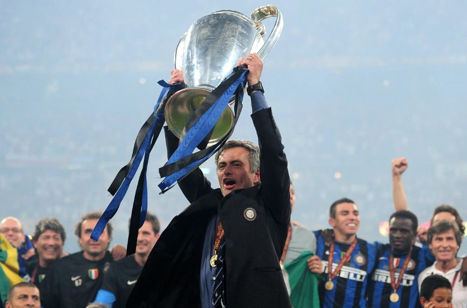 Mourinho nâng Cúp vô địch Champions League cùng Inter Milan