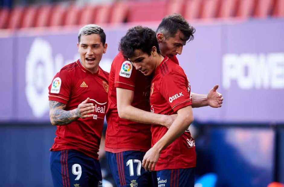 Các cầu thủ Osasuna cùng nhau ăn mừng bàn thắng 