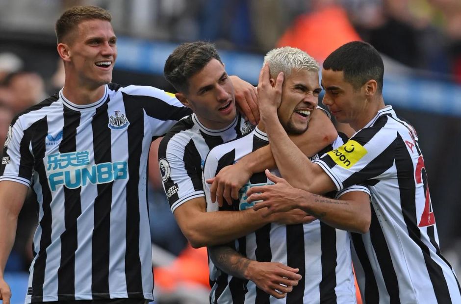 Các cầu thủ Newcastle cùng nhau ăn mừng bàn thắng 
