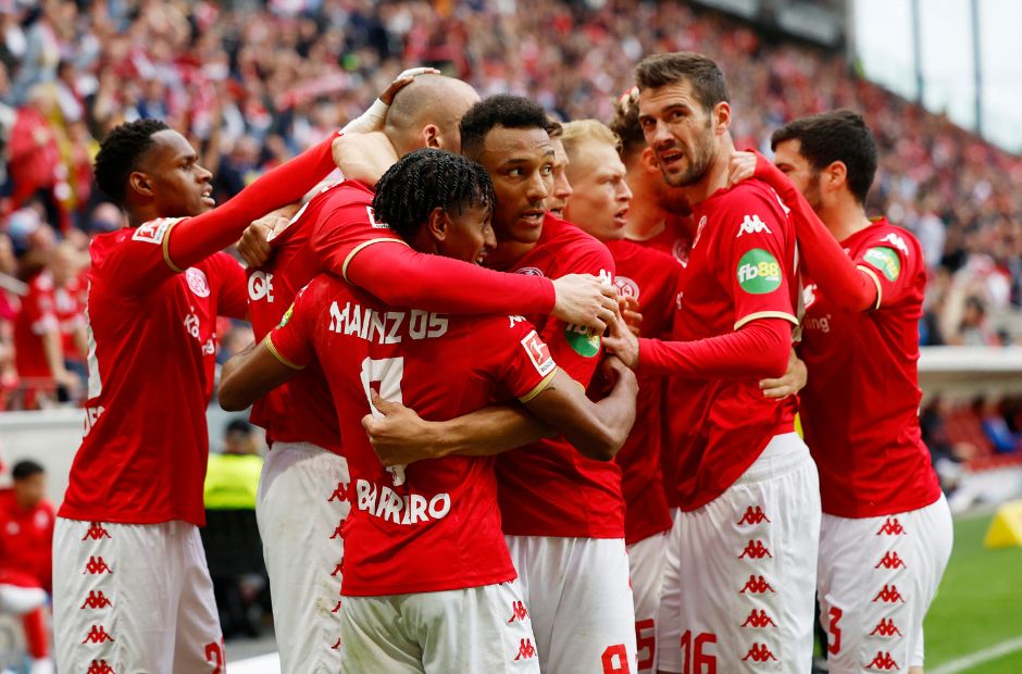 Pemain Mainz merayakan gol mereka melawan Bayern dalam kemenangan 3-1.