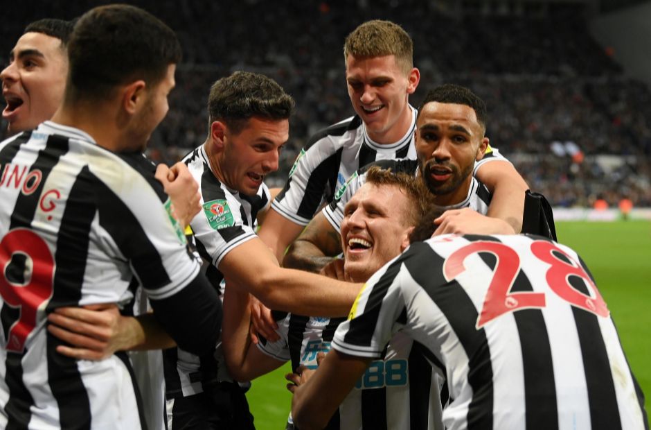 Các cầu thủ Newcastle đang cùng nhau ăn mừng bàn thắng rất tình cảm phải không? 