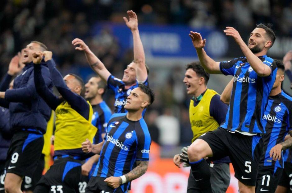 Các cầu thủ Inter Milan ăn mừng chiếc cúp vô địch Coppa Italia